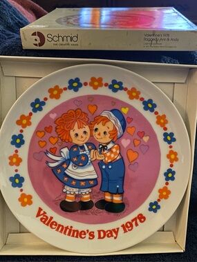 Schmid Valentine's 1978 Decorative Wall Art - Cream and Maroon